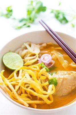  Khao Soi: Zupa curry z makaronem i smażonymi krewetkami - wybuch aromatów w twoim ustach!