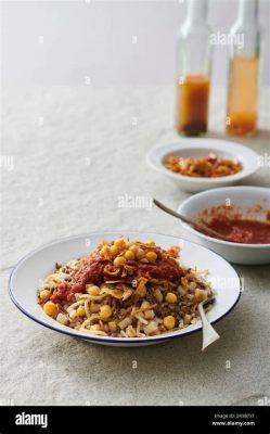  Koshari! Pikantna mieszanka makaronu, ryżu i ciecierzycy z aromatycznym sosem pomidorowym i chrupiącą cebulką