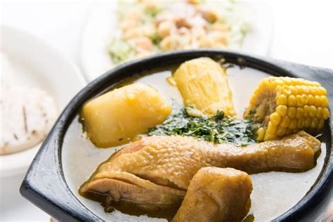  Sancocho de Gallina: Pikantny Bulion z Meksykańskim Zwiewnym Zapachem!