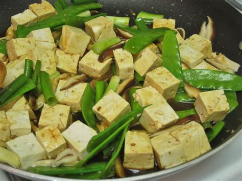   Tofu z Grzybami Shiitake w Socie Ostejowa: Czy Potrafisz Oporzeć się Bogatemu Aromatowi i Aksamitnej Teksturze?